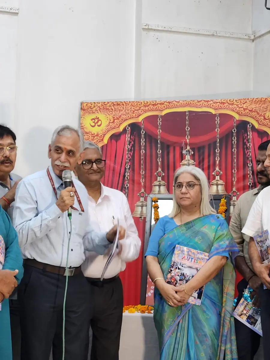 Shri Mahesh Kumar Dadhich, CEO of the National Medicinal Plants Board, at the camp